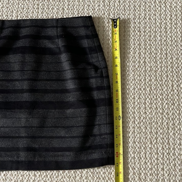 Banana Republic Black And Gray Stripe Wool Mini Skirt Size 8 - Picture 4 of 11